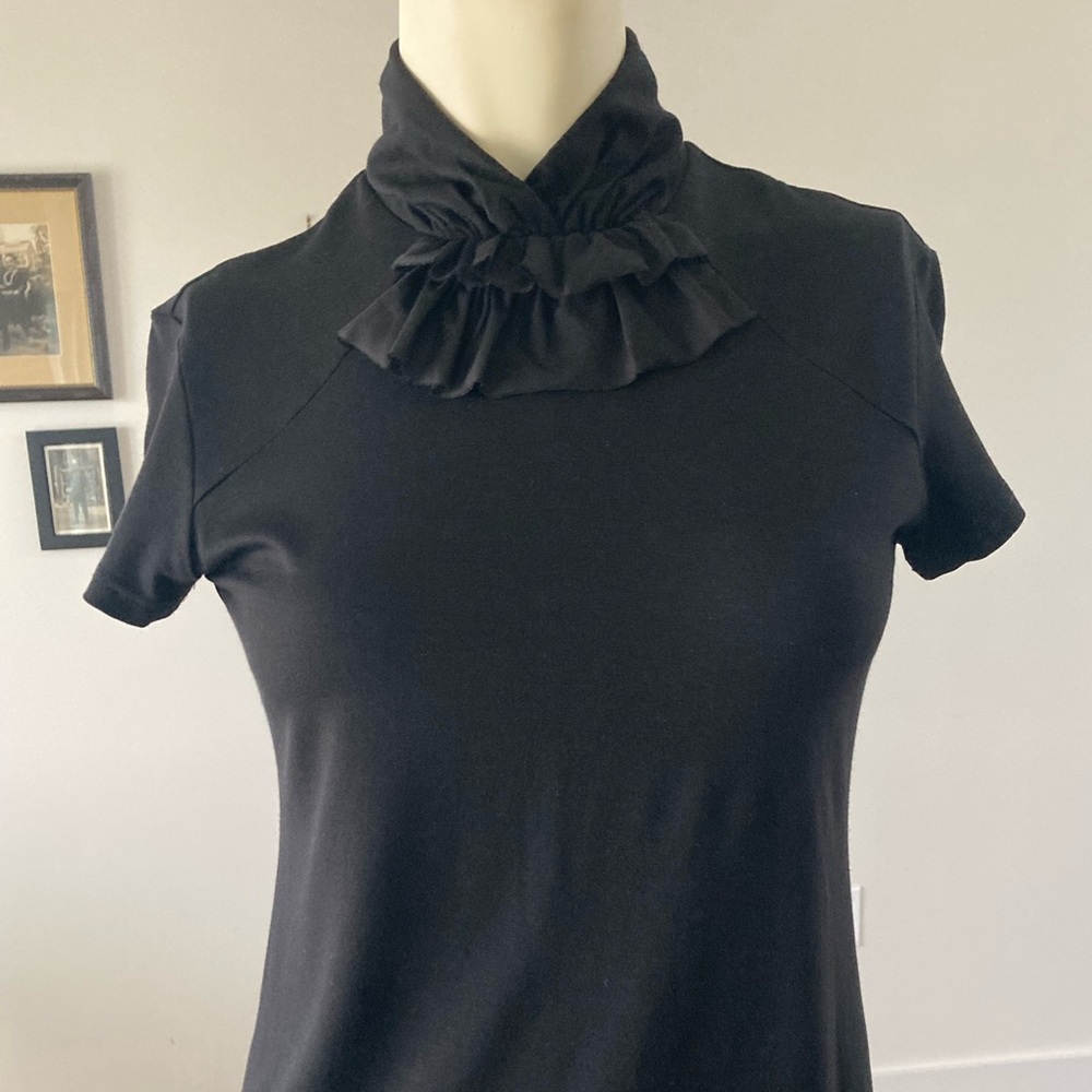 Rina Zin Black Short Sleeve Stretch High V-Neck Top w/Ruffle Jabot Collar Size 0